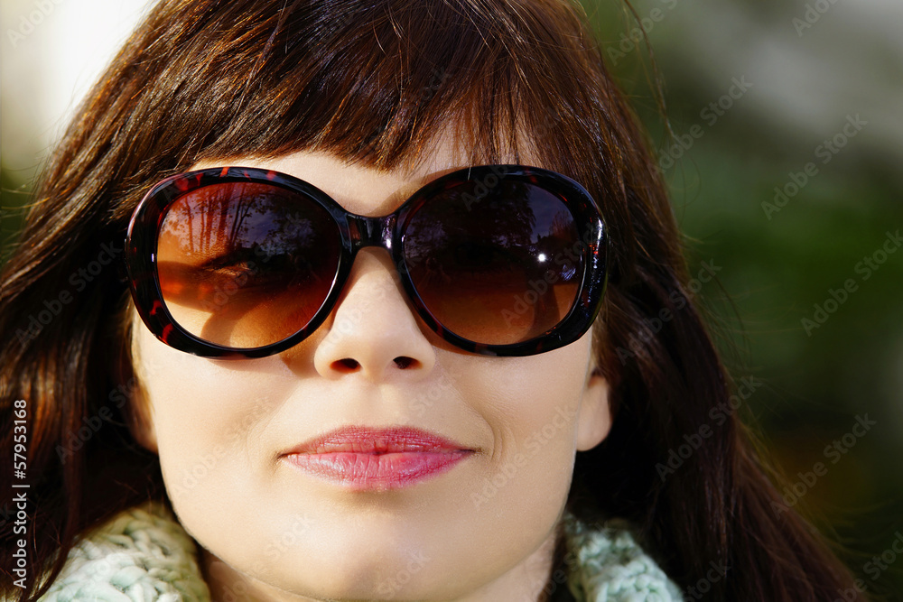 frau mit sonnenbrille frau mit sonnenbrille