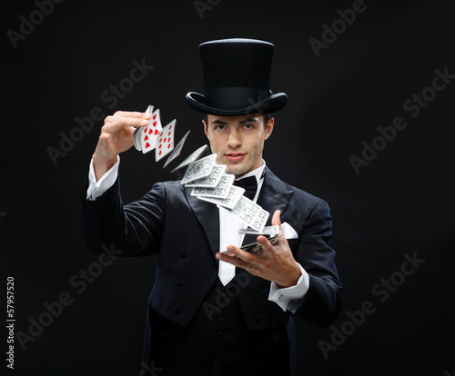 Canvastavla magician showing trick with playing cards