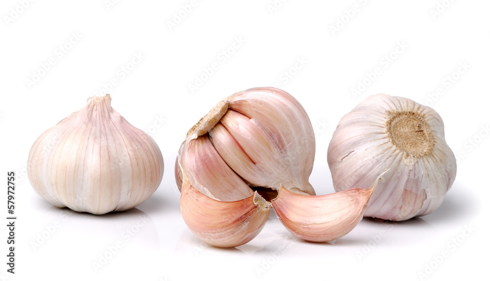 Obraz premium Garlic isolated on white background