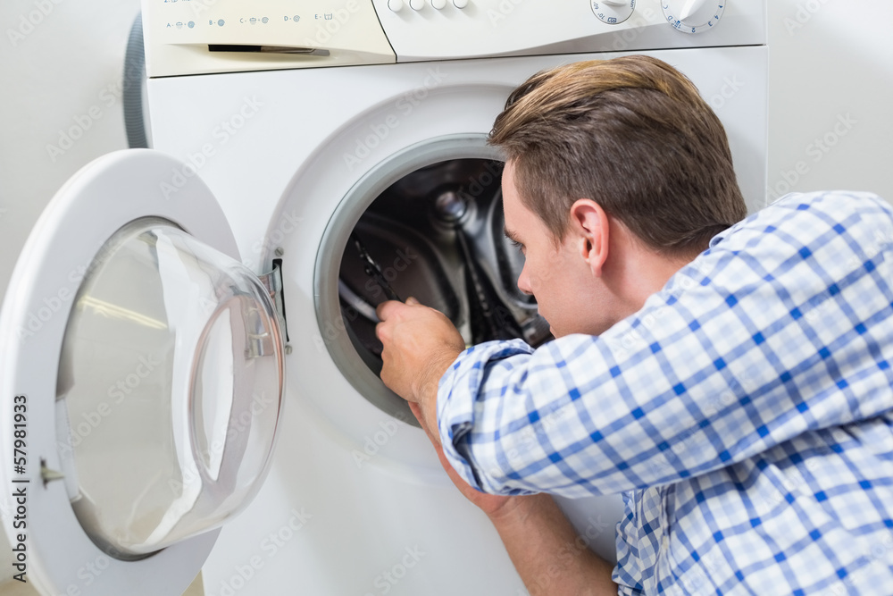 Obraz premium Technician repairing a washing machine