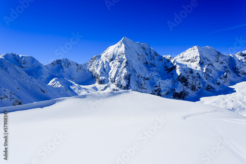 Obraz na płótnie Winter mountains- snow-capped peaks of the Alps w salonie