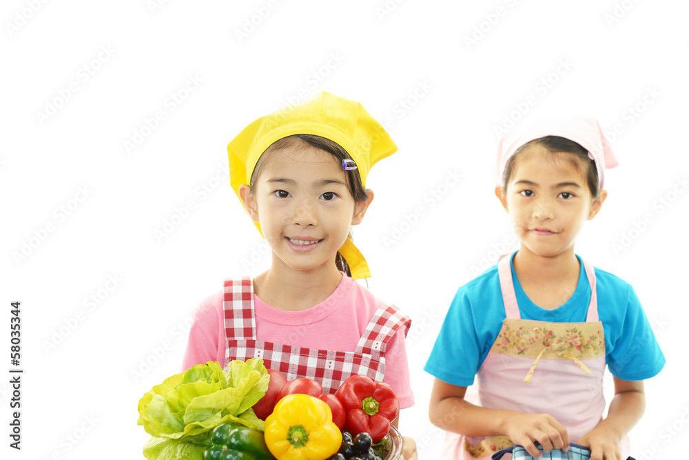 料理を楽しむ女の子