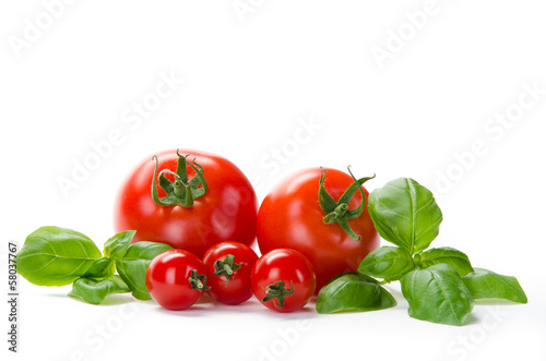 5 Tomaten mit Basilikum