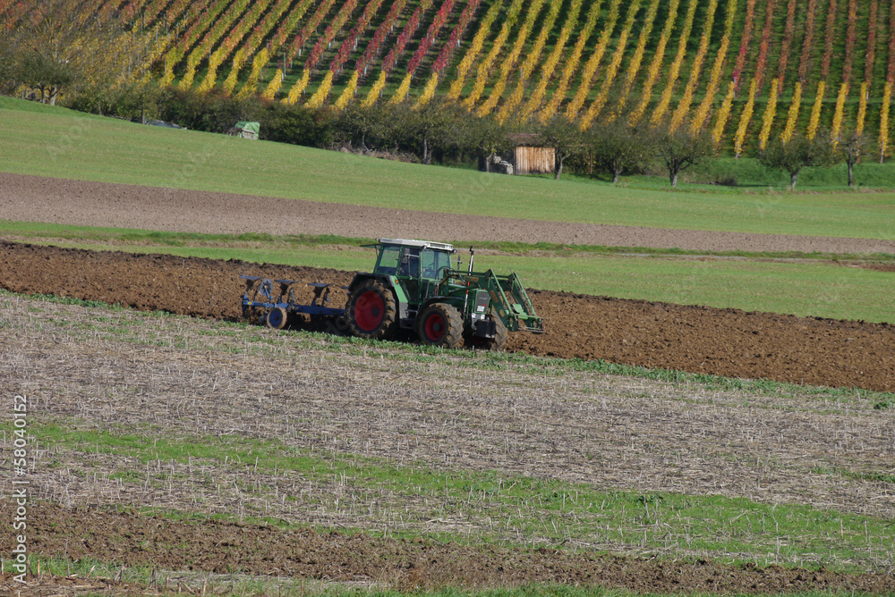 Obraz premium feldarbeiten im herbst