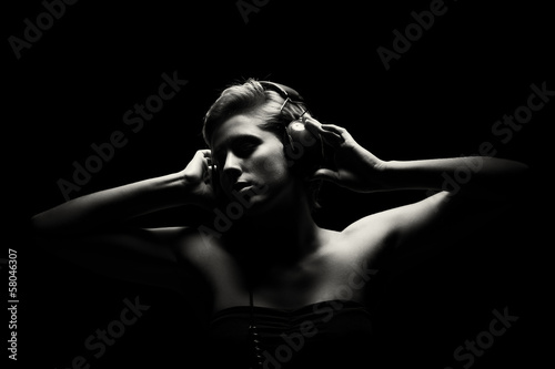 Fototapeta Portret młoda kobieta słucha muzyka