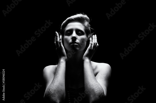 junge frau hört musik