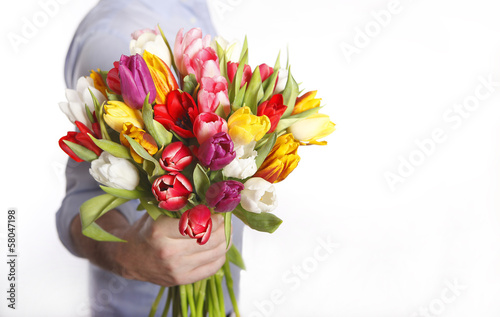 Fototapeta Naklejka Na Ścianę i Meble -  Mann überreicht Tulpenstrauß