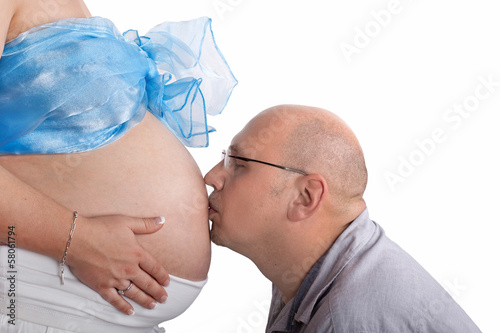 Vater küsst Babybauch