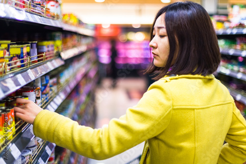 Photography Young woman shopping in the supermarket