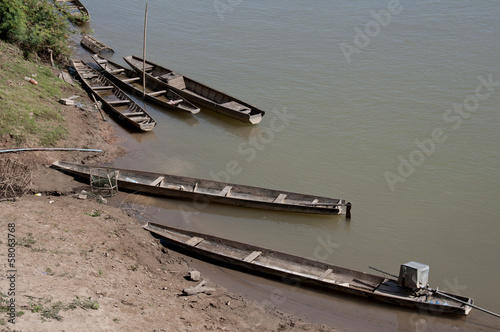 Piraguas de pesca en el río Mekong