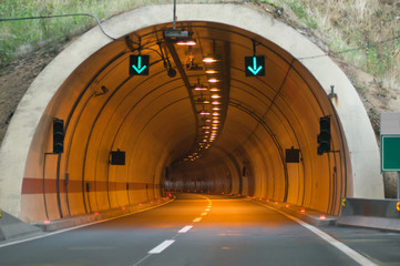 Fotobehang Tunnel Ingang van betonnen wegtunnel  © aerogondo
