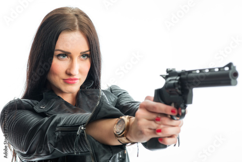 Rassige Frau zielt mit Waffe