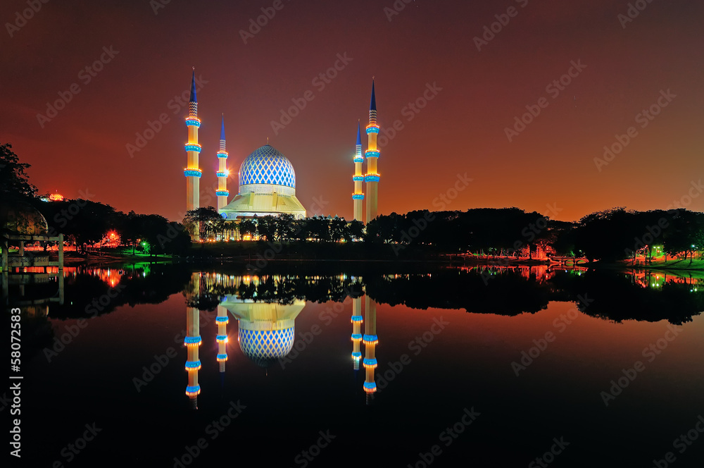 Fototapeta premium Reflection of a mosque by the lakeside at night