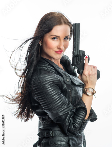 Rassige Frau mit Waffe