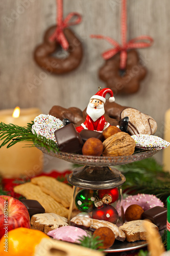 Weihnachtsteller mit Nikolausfigur, Gebäck und Süßigkeiten