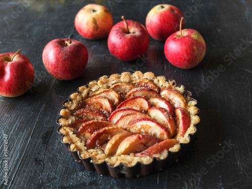 Apfelkuchen und Äpfel photo