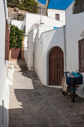 Narrow street in Lindos © yarekm