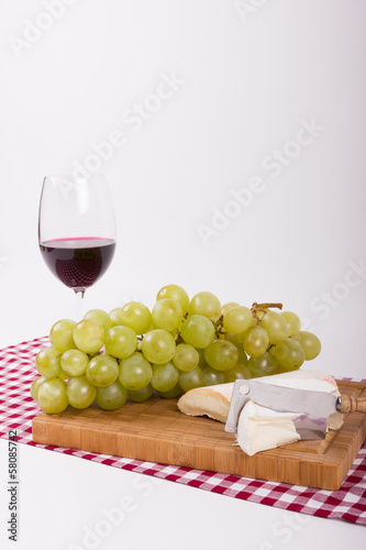 Weintrauben und Käse mit Rotwein zum Abendessen