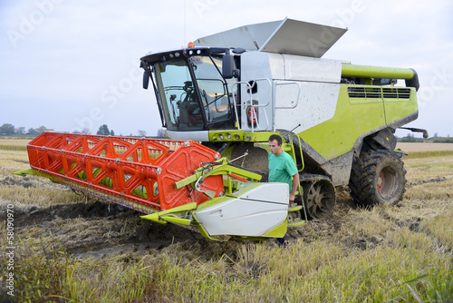 Lavori in risaia - controllo mietitrebbia