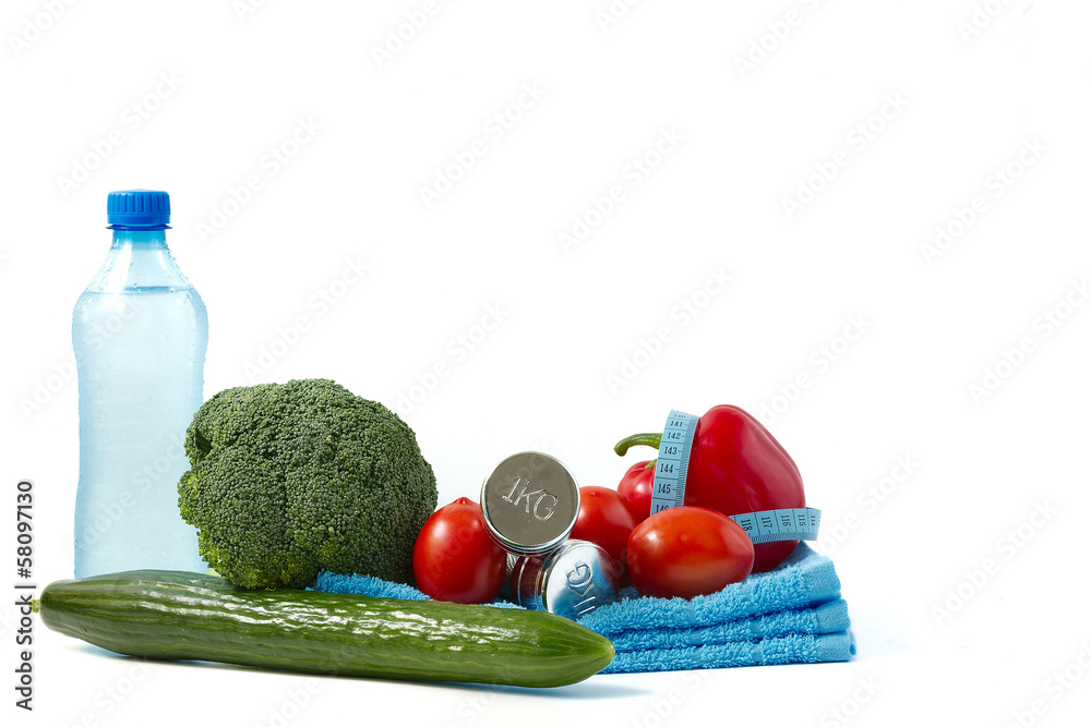 Hantle fitness z warzywami na białym tle. Hantle fitness z warzywami na białym tle.