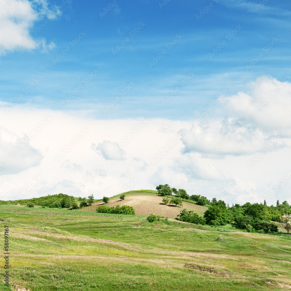 Obraz premium Mountainous terrain and the blue sky