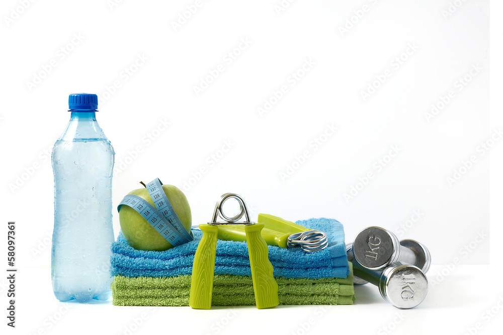 Sprzęt fitness i butelka wody na białym tle. - obrazy, fototapety, plakaty 