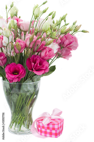 Fototapeta Naklejka Na Ścianę i Meble -  Pink eustoma flowers with  gift  box