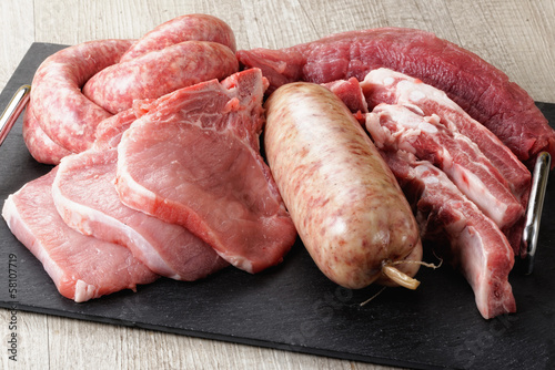tagliere di carne di maiale cruda mista
