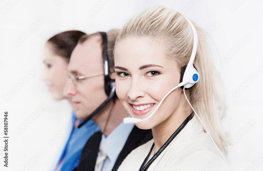Mitarbeiter im Callcenter - junge Frau mit Head-Set Mitarbeiter im Callcenter - junge Frau mit Head-Set