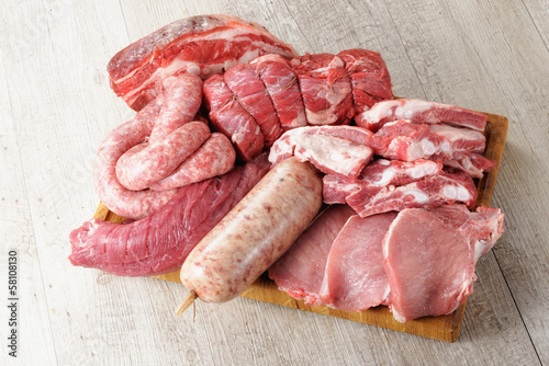 tagliere di carne di maiale cruda mista