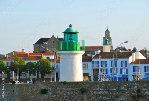 les 2 phares de port joinville, île d'yeu photo