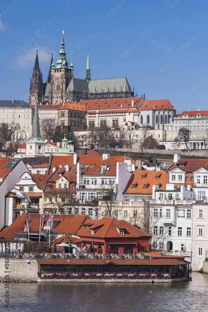 Obraz premium Prague castle view with a boat..