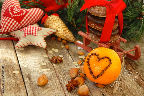 Weihnachtsdekoration mit ge...
