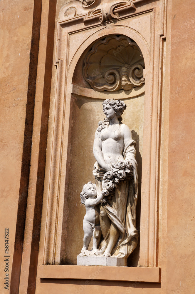 statue à l'entrée du musée Verdi