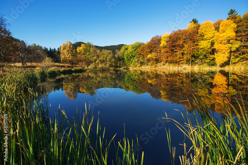 Fototapeta Naklejka Na Ścianę i Meble -  Mountain lake,  autumn shot