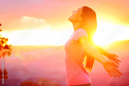 Fototapeta Bezpłatna szczęśliwa kobieta cieszy się natura zmierzch