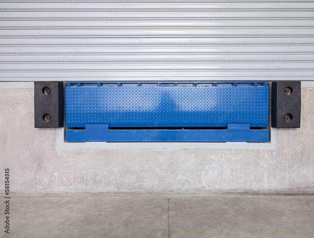Dock leveler or height adjustable platform outside warehouse or