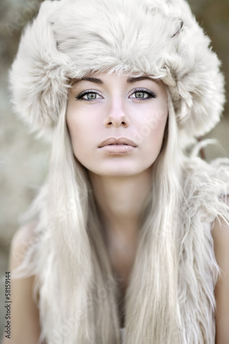 Fototapeta Naklejka Na Ścianę i Meble -  portrait of a beautiful young girl in fur