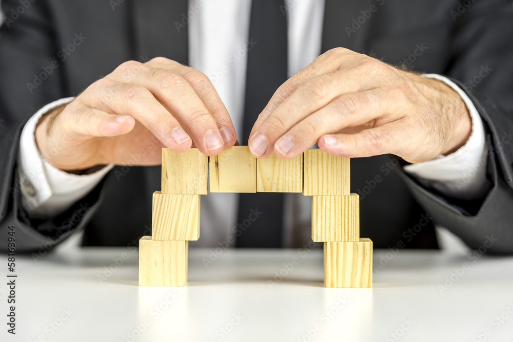 © Gajus - Making a bridge with wooden cubes © Gajus - Making a bridge with wooden cubes