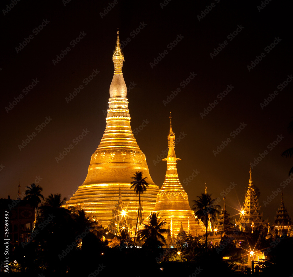 Fototapeta premium Famous Shwedagon Pagoda in Yangon - view at the night