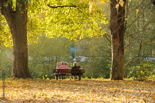 Rentner im Park photo