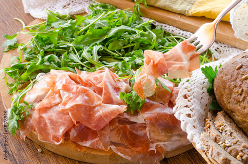 prosciutto crudo ham with green sald