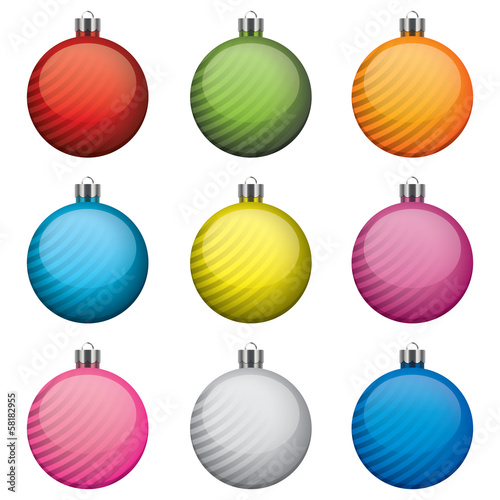Bombki świąteczne, różne kolory i wzory, izolowane na białym tle