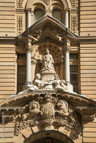Fotografie, Obraz statue of queen victoria at town hall of sydney australia