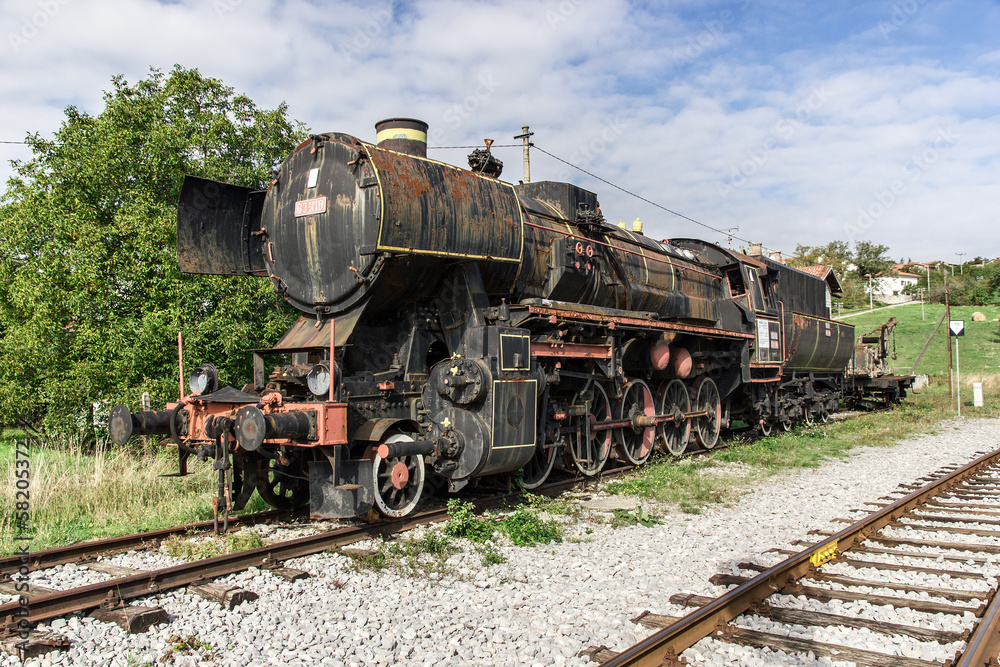 Fototapeta premium Starożytny pociąg z lokomotywą parową na szynach