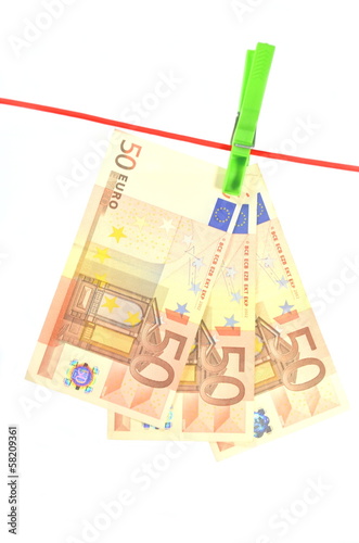 banknoty euro suszące się na lince