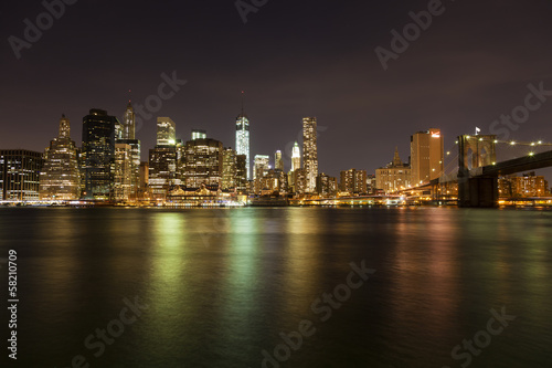 Skyline von New York bei Nacht