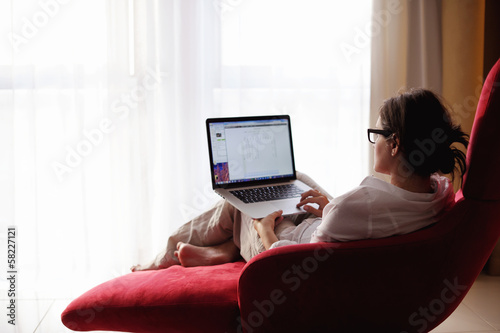Obraz na plátně woman using a laptop computer at home