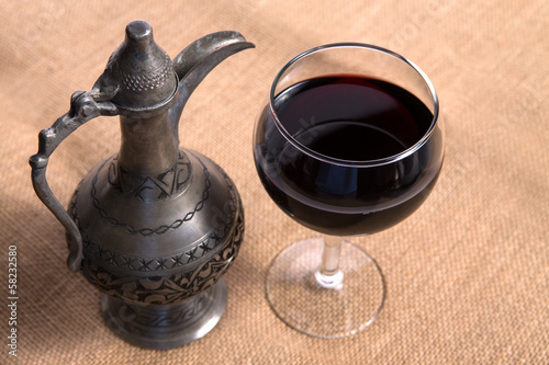 Bild auf Leinwand Simple View Of Pewter Flagon and Red Vine in the Glass