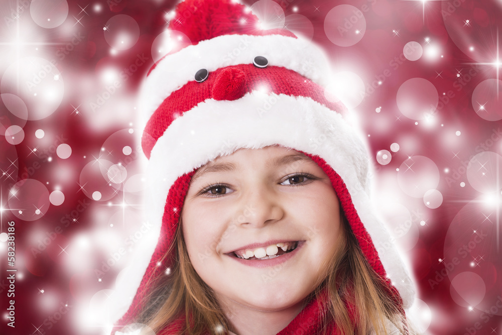 Mädchen mit weihnachtlicher Mütze vor rotem Hintergrund